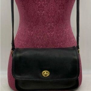 Vintage Coach Elegant Black Leather Crossbody Bag